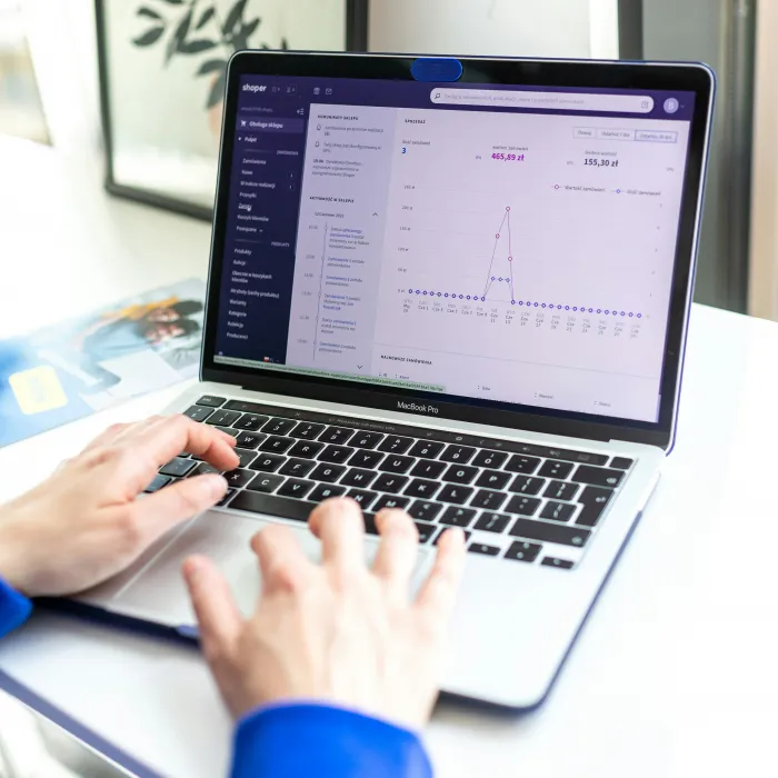 Hände eines E-Commerce Managers tippen auf Tastatur. Management-Board für Online-Shop.