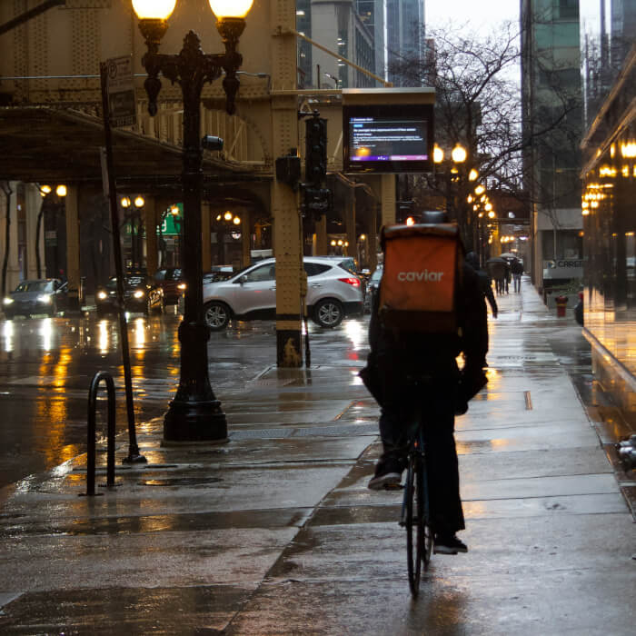 Fahrradkurier in der Innenstadt bei der Auslieferung