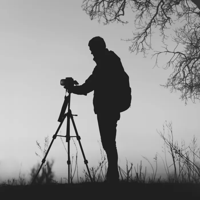 Fotograf im Nebel auf einem Feld während des Praktikums.