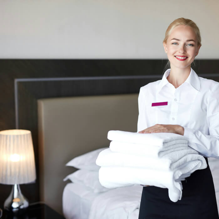 Attraktive blonde Hotelfachfrau als Praktikantin in einem großen Hotelbetrieb