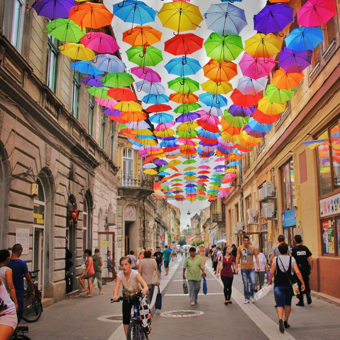Veranstaltung mit diversen bunten Regenschirmen eines Kulturmanagers