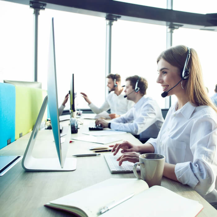Kundenberaterin im Call Center während des Praktikums