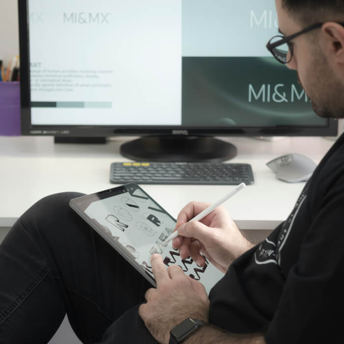 Mediengestalter mit einem Tablet in der Hand während des Praktikums