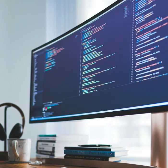 Wide Screen Monitor auf dem Praktikanten-Schreibtisch (Softwareentwicklung)
