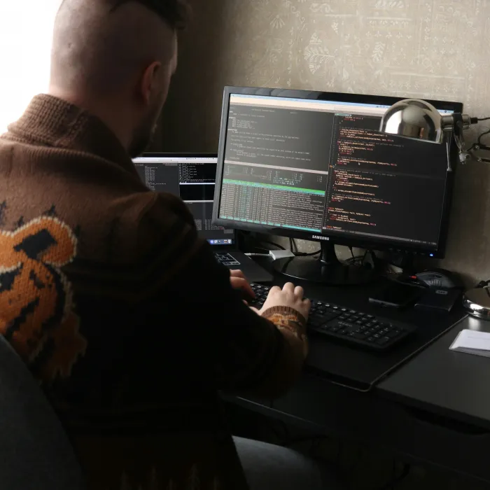 Systemadministrator (Praktikant) bei den Servereinstellungen im Home-Office